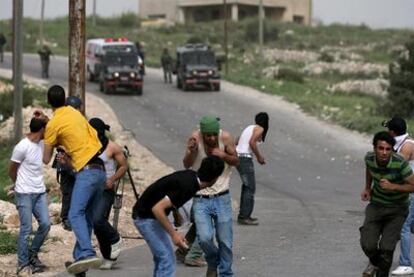 Palestinos arrojan piedras a soldados israelíes durante una protesta estudiantil al norte de Ramala, en la Cisjordania ocupada.