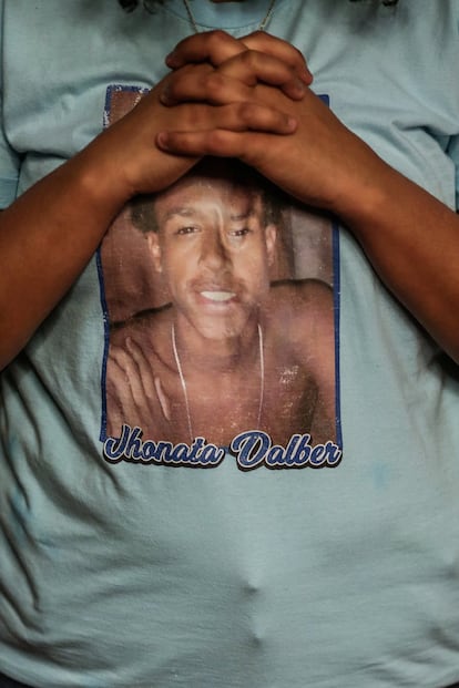 Uma pessoa reza durante a missa desta segunda em memória dos oito jovens assassinados por policiais durante a chacina da Candelária. Na camisa está a foto de Jhonata Dalber, um rapaz que foi morto aos 16 anos no Morro do Borel, zona norte do Rio, em 2016. Ele levou um tiro na cabeça. Na época, parentes do jovem afirmaram que policiais militares confundiram saquinhos de pipoca que ele segurava com drogas. Já a PM afirmou que ele teria participado de troca de tiros com os policiais da UPP.