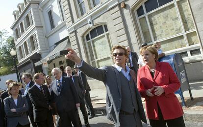 El protagonista de la serie <i>El Mentalista</i>, Simon Baker, ha ejercido de guía a la canciller alemana, Ángela Merkel, durante una visita a los estudios de Warner Bros. en Los Ángeles. Durante su visita a Los Ángeles y San Francisco, Merkel se reunirá con políticos y líderes empresariales locales.