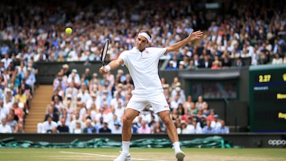 Federer, durante un partido en la pista central de Wimbledon en 2019.