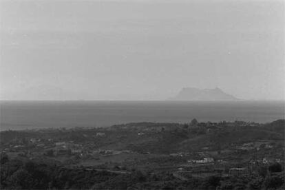 Terrenos de Selwo en Estepona. Al fondo, Gibraltar.