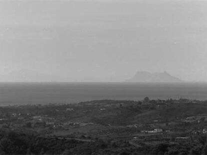 Terrenos de Selwo en Estepona. Al fondo, Gibraltar.