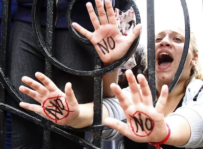 Estudiantes con la palabra "No" escrita en las palmas de las manos se manifiestan frente al Parlamento en Nicosia (Chipre).