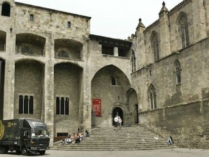 Plaza del Rey y fachada del Palacio Real Mayor, en Barcelona.