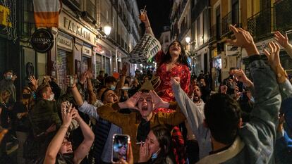 La ya célebre foto de decenas de personas, muchas de ellas francesas, cantando, gritando y bailando en la calle Espoz y Mina de Madrid, pasada la hora del toque de queda.