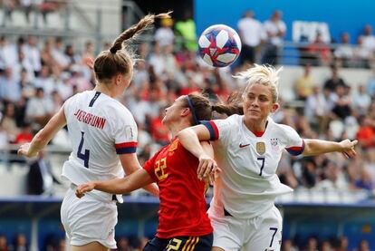 Nahikari García en acción con Becky Sauerbrunn y Abby Dahlkemper.