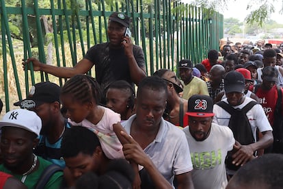 Migrants line up to receive temporary immigration papers on May 8, in Tapachula (Mexico).