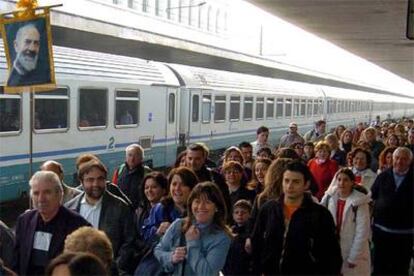 Pasajeros llegan a la estación Termini (rebautizada Juan Pablo II), en Roma, para visitar la capilla ardiente.