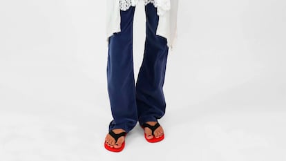 El modelo de chanclas Dune Classic de The Row.