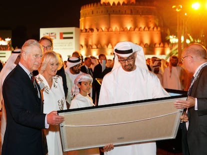 El Pr&iacute;ncipe de Gales presenta un manuscrito cor&aacute;nico al jeque Mohammed bin Zayed Al Nathan, pr&iacute;ncipe heredero de Abu Dhabi, en Emiratos &Aacute;rabes Unidos.