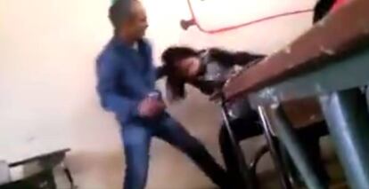 Un profesor de Marruecos fue filmado al golpear a una alumna.