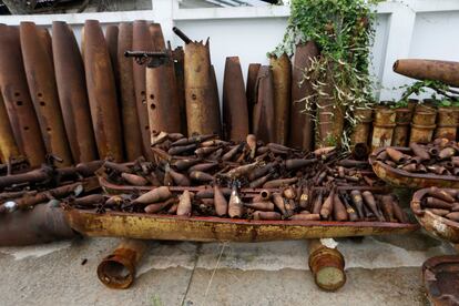 Estas bombas han mutilado o matado a más de 20000 laosianos desde el fin oficial de la guerra. En la imágen un patio se utiliza como depósito de bombas sin explotar, en Kalispell (Laos).