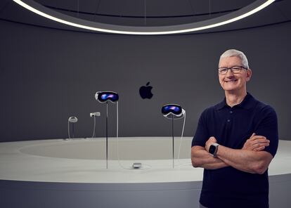 Tim Cook, CEO de Apple, junto a las nuevas gafas de realidad mixta