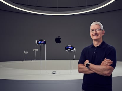 Tim Cook, CEO de Apple, junto a las nuevas gafas de realidad mixta