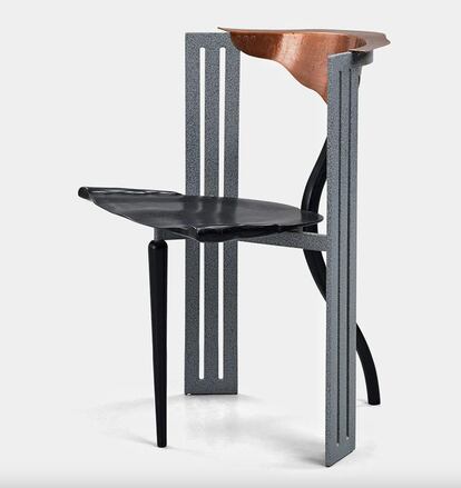 El diseñador checo Bořek Šípek, autor de esta silla de acero, madera y cobre para Vitra en los ochenta, es uno de los preferidos de los dueños de Yaya Vintage. “Experimentó con formas inesperadas y a menudo opulentas. Se dice que Šípek es el padre del neobarroco”, explican en su página web.