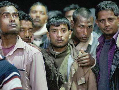 Inmigrantes asiáticos evacuados de Misrata llegan el viernes al puerto de Bengasi.