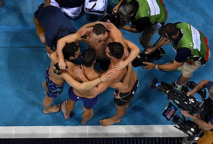 Nathan Adrian, Ryan Murphy, Michael Phelps y Cody Miller de Estados Unidos, celebran la medalla de oro de los 4x100m en relevos.