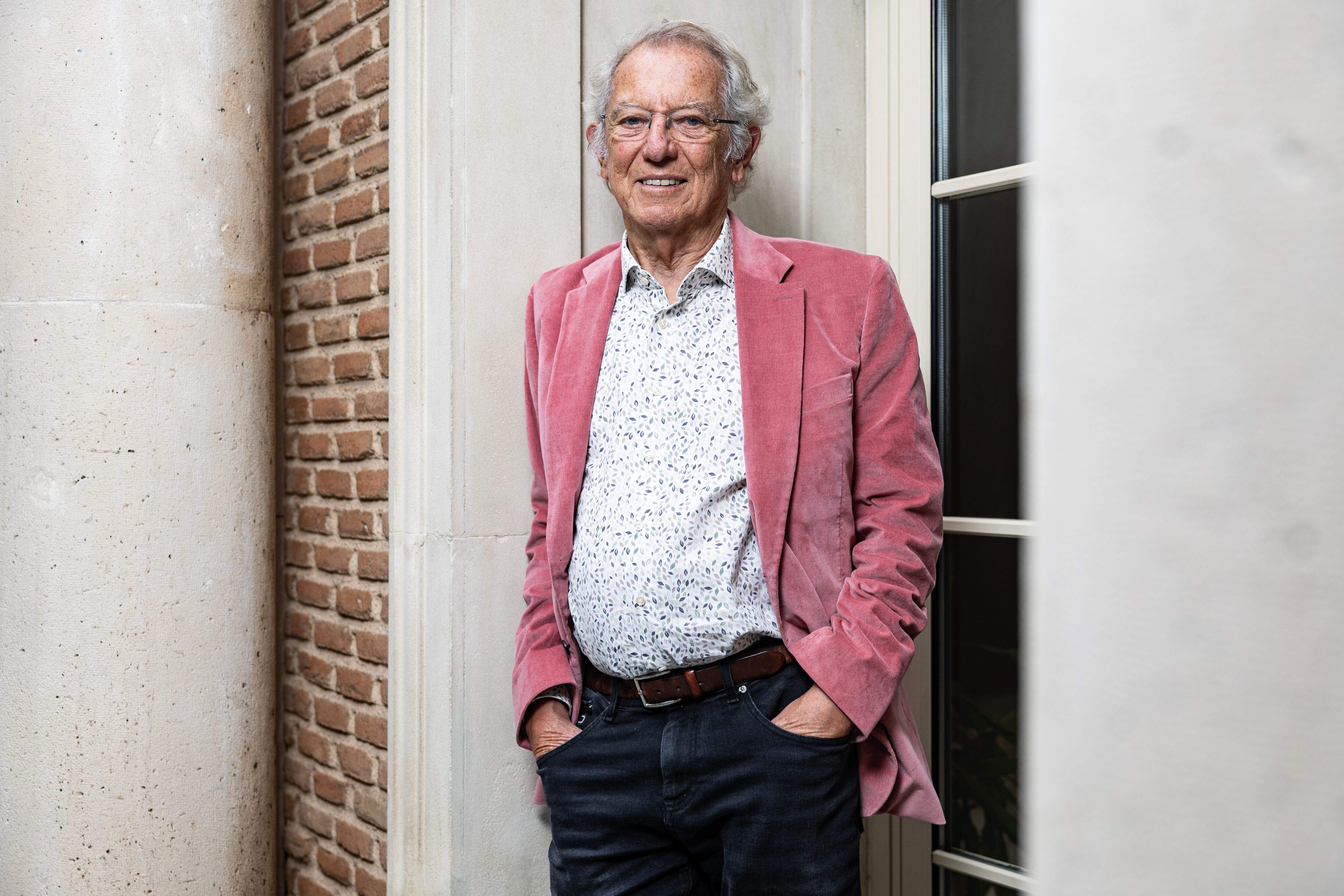 Sir David King, en la puerta del 'Edificio Rockefeller', la actual sede del Instituto de Química-Física Rocasolano, en Madrid.