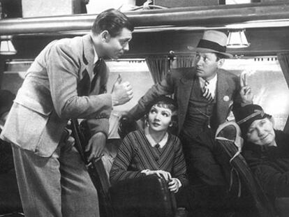 Clark Gable y Claudette Colbert, a la izquierda y en el centro, en un fotograma de <i>Sucedió una noche</i> de Frank Capra.