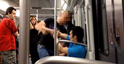 Imatge de l'agressió racista a un jove al metro de Barcelona.