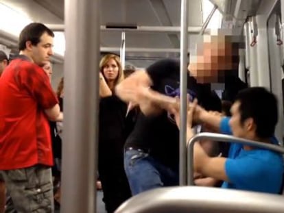 Imatge de l'agressió racista a un jove al metro de Barcelona.