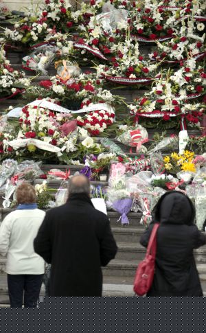 Ramos, coronas y centros de flores llenan las escalinatas del Ayuntamiento de Bilbao en memoria de Azkuna.