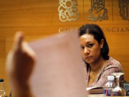 La consejera Lola Johnson durante su comparecencia en las Cortes.