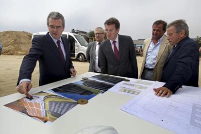 Pablo Isla junto al presidente de la Xunta