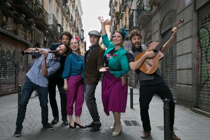 El grupo Variedades Azafrán y la compañía Livianas Provincianas, cerca de la plaza de Tirso de Molina.