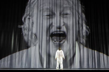 Don Giovanni (Andrè Schuen) observa en un vídeo al Commendatore (Clive Bayley), aunque ambos son la misma persona, durante la representación de 'Don Giovanni', el viernes en el Festival d’Aix-en-Provence.