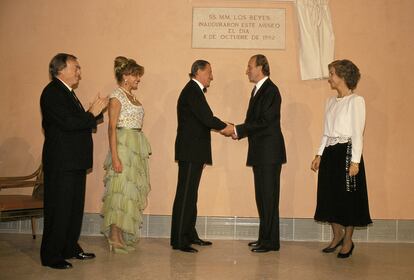 Inauguración del Museo Thyssen-Bornemisza con el rey y la reina, el ministro de cultura, Jordi Solé Tura, Tita Thyssen y el Barón Thyssen.