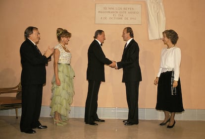 Inauguración del Museo Thyssen-Bornemisza con el rey y la reina, el ministro de cultura, Jordi Solé Tura, Tita Thyssen y el Barón Thyssen.