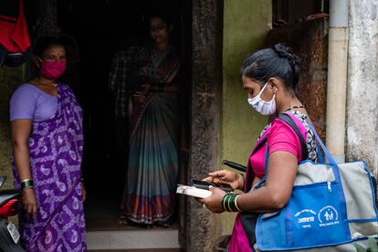 Neeta Kashid realizando una encuesta durante la pandemia de covid en el pueblo de Mhasave, en Kolhapur. Las Activistas Sociales Sanitarias Acreditadas no recibieron formación para los trabajos relacionados con la covid-19 en la India, pero se les ordenó que desempeñaran cualquier función que se requiriera en primera línea: elaborar informes, realizar encuestas, administrar medicamentos, realizar labores reconocimientos médicos...