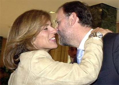 Ana Botella, concejal en Madrid y esposa del presidente, saluda a Mariano Rajoy ayer en la fundación FAES.