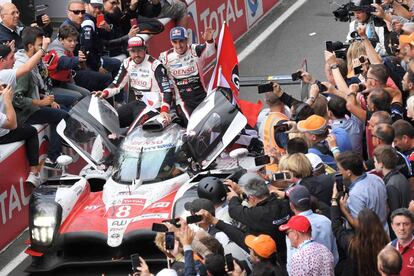 Los pilotos Fernando Alonso y Sebastien Buemi, celebran la victoria en la edición 86 de las 24 Horas de Le Mans.