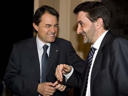 Artur Mas y el presidente del PNV, Josu Jon Imaz, ayer tras una conferencia de éste en Barcelona.