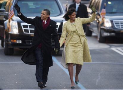 El nuevo presidente de Estados Unidos, con su esposa, Michelle, tras la jura del cargo, el 20 enero de 2009.