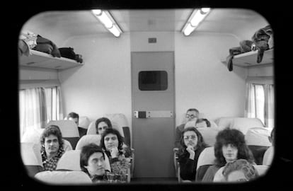 Goma viajando en 1975 en tren de Sevilla a Madrid para grabar '14 de abril. Es una de las pocas imágenes que existen del grupo. De izquierda a derecha: Pepe Saxo y a su lado Alberto Toribio (teclados). Delante de este, Pepe Lagares (bajo). En los asientos de la derecha, Manuel Imán (guitarra, con gafas) y delante Antonio Smash (batería).