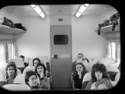 Goma viajando en 1975 en tren de Sevilla a Madrid para grabar '14 de abril. Es una de las pocas imágenes que existen del grupo. De izquierda a derecha: Pepe Saxo y a su lado Alberto Toribio (teclados). Delante de este, Pepe Lagares (bajo). En los asientos de la derecha, Manuel Imán (guitarra, con gafas) y delante Antonio Smash (batería).
