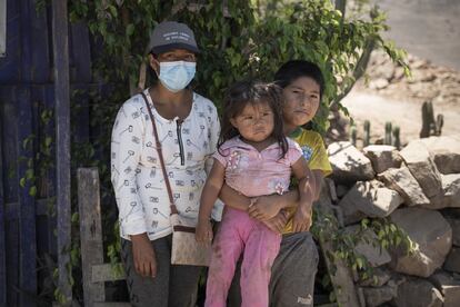 La dirigente Yaneth Huamaní, con sus hijos Kevin y Giuliana en el poblado 30 de Octubre. Esta madre fue auxiliada por su hermana, que estudiaba a distancia en un instituto y trabajaba, por lo que podía pagarle la conexión digital. Huamaní, que es dirigente de su comunidad, cuenta que su hijo Kevin estudia en una escuela privada, pero no podrá seguir pagando la mensualidad. Está a la espera de una vacante en un colegio estatal para trasladarlo.