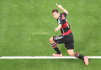 Miroslav Klose celebra su gol ante Brasil. 