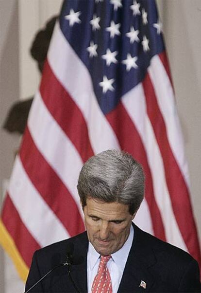 John Kerry reconoce su derrota ayer en Boston.