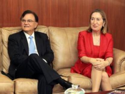 El ministro panameño para Asuntos del Canal de Panamá, Roberto Roy (i), y la ministra española de Fomento, Ana Pastor (d), participan de reunión ayer en la sede de la Autoridad del Canal de Panamá, en Ciudad de Panamá (Panamá).