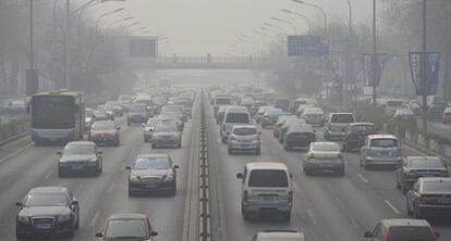 Vista de una carretera cubierta por una nube de poluci&oacute;n en Pek&iacute;n (China). 