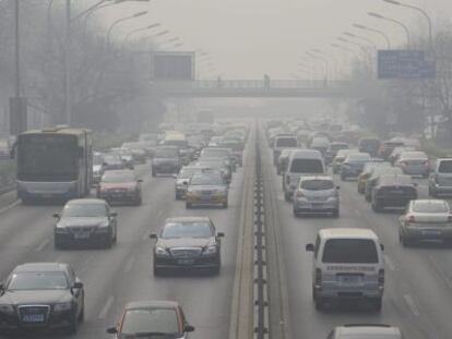 Vista de una carretera cubierta por una nube de poluci&oacute;n en Pek&iacute;n (China). 