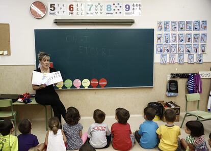 Una profesora da la bienvenida a sus alumnos en un aula en el inicio del curso del colegio publico Virgen Blanca de Huarte, en Pamplona.