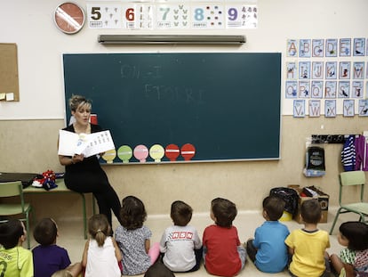 Una profesora da la bienvenida a sus alumnos en un aula en el inicio del curso del colegio publico Virgen Blanca de Huarte, en Pamplona.