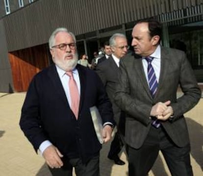 El ministro de Agricultura, Miguel Arias Cañete (i), y el presidente del Gobierno riojano, Pedro Sanz (d), se reunieron hoy con el sector agrario y medioambiental de La Rioja y con representes de la Denominación de Origen Calificada (DOC) Rioja.