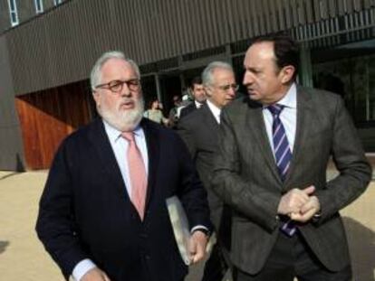 El ministro de Agricultura, Miguel Arias Cañete (i), y el presidente del Gobierno riojano, Pedro Sanz (d), se reunieron hoy con el sector agrario y medioambiental de La Rioja y con representes de la Denominación de Origen Calificada (DOC) Rioja.