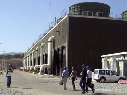 Varias personas junto a las torres de la Central Nuclear de Almaraz, en una imagen de archivo. 